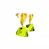 Aros colgantes con forma geométrica, con pieza superior rectangular color crema y pieza inferior cuadrada color ámbar.