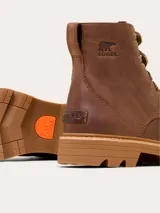 Bota de caña media Sorel, confeccionada en cuero impermeable color marrón tabaco. Presenta cierre con cordones, detalles metálicos en los ojales, logo de la marca grabado en el lateral y suela de caucho dentada en tono contrastante.