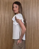 Musculosa de lino color marrón con mangas con volantes y cuello redondo.