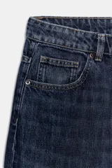 Jeans de tiro alto, color beige claro, con pierna ancha y cinco bolsillos.