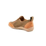 Zapato plano de cuero negro con diseño calado, cierre lateral diagonal y tira trasera para facilitar el calce.