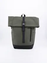 Mochila de estilo roll-top color verde oliva, con cierre principal ajustable mediante correa negra y hebilla de plástico. Presenta un bolsillo frontal con cierre vertical y base reforzada en color negro.