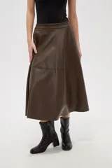 Falda midi de corte acampanado confeccionada en eco-cuero negro, con diseño de paneles y cintura alta.