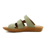 Sandalias planas de mujer con diseño de tres tiras combinadas en tonos verde y marrón. Presentan una suela ergonómica de color marrón y cierre ajustable con velcro en la tira superior.