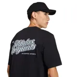 Remera de algodón color negro, con cuello redondo y manga corta. Presenta un logo de Adidas Originals bordado en el pecho con tipografía cursiva.