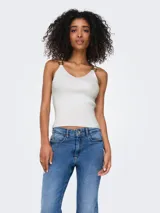 Top de punto acanalado color blanco, con escote en V y tirantes finos ajustables con hebillas metálicas doradas.