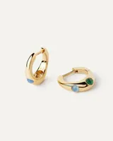 Aros de plata bañada en oro con forma de argolla adornados con aventurina verde y calcedonia celeste.