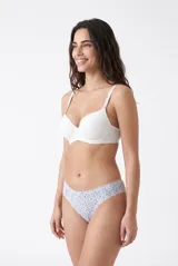 Pack de bombachas tipo colaless de color blanco y gris con estampado sutil de florecitas, confeccionadas con detalles de encaje en los bordes y un pequeño lazo decorativo al frente.