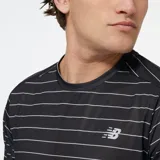 Remera deportiva New Balance de manga corta, confeccionada en tejido técnico con tecnología NB DRYx de secado rápido. Presenta un diseño de rayas horizontales blancas sobre fondo negro y el logo de la marca estampado en el pecho.