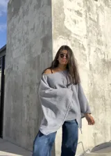 Poncho de hilo liviano con diseño sin cuello y caída fluida, ideal para media estación.