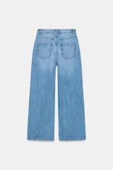 Jeans de tiro alto, color beige claro, con pierna ancha y cinco bolsillos.