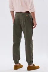 Pantalón bombacha de campo color caqui, de corte tradicional con pinzas en la cintura y botamanga ajustada con botones.