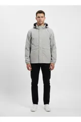 Campera negra con capucha ajustable, cierre frontal oculto y puños elásticos.