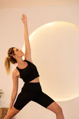 Top deportivo negro sin costuras, con espalda nadadora y corte cropped.