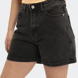 Short de jean azul oscuro con ruedo doblado.