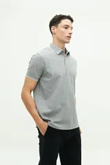 Remera polo gris con cuello y mangas con borde blanco, logo bordado en el pecho y corte regular. Confeccionada en algodón y spandex.