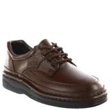 Zapato acordonado de cuero color marrón, con costuras reforzadas en la puntera y suela de goma negra.