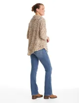 Buzo de tejido soft labrado con diseño floral, cuello volcado con detalle de botones en la solapa, mangas tres cuartos con hombros caídos y ruedo asimétrico en punta.