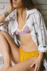 Bombacha de viscosa color naranja con estampado de flores blancas y volados en los bordes.