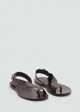 Sandalias de cuero marrón con tira cruzada y cierre con hebilla dorada.