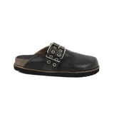 Zueco de cuero color beige, con hebilla metálica y remaches.