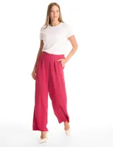 Pantalón palazzo de crepe, corte wide leg, con tiro alto, pinzas frontales y bolsillos funcionales. Presenta pretina lisa en la parte delantera y elástica en la parte posterior.