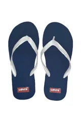 Chancletas Levi's color azul marino con tiras blancas y logo rojo en el talón.
