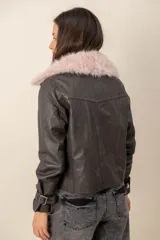 Campera de cuero negro con cuello desmontable de piel sintética en color celeste, cierre frontal y bolsillos laterales.