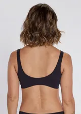 Soutien tipo top de microfibra sin costuras, con diseño de bretel ancho, sin aros y sin copas.