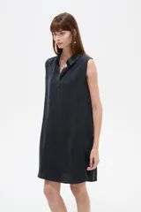 Vestido corto azul marino de lyocell, sin mangas, holgado y con cuello camisero.