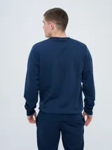 Buzo azul marino Umbro con cuello redondo y logo bordado en el pecho.