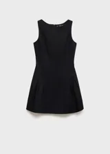 Vestido corto de corte evasé en color negro, con cuello barco y tirantes anchos. Presenta un diseño sin mangas con detalle de pliegues en la falda y cierre de cremallera en la parte posterior.