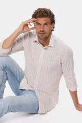 Camisa de lino slim fit color beige con rayas verticales blancas, cuello clásico, manga larga y botones personalizados.