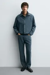 Bota estilo Chelsea de cuero negro, con elásticos laterales y suela plana a tono con ligero tacón.