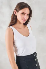 Musculosa verde militar de algodón peinado con corte ajustado.