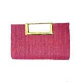 Sobre de rafia sintética color fucsia con asa metálica dorada para llevar en la mano. Incluye asa desmontable para usar al hombro o como bandolera.