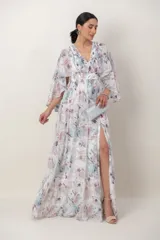 Vestido largo de gasa con estampado floral, escote en V, drapeado en el corsé, mangas amplias estilo capa y tajo frontal en la falda.