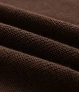 Suéter de punto texturizado color beige, con cuello polo abotonado y manga larga, de la marca Marfinno.