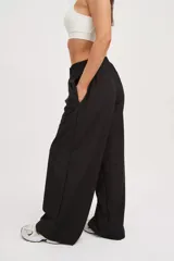 Pantalón negro super amplio de tela ultra liviana y elastizada con cintura elastizada.