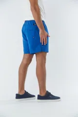 Short de baño liso con cintura elástica y cordón de ajuste. Cuenta con dos bolsillos laterales, un bolsillo posterior y un aplique de logo en goma en la pierna.