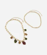 Collar de doble cadena en tono dorado, compuesto por una cadena de eslabones finos y una cadena principal con eslabones más gruesos decorada con colgantes geométricos de resina en tonos ámbar, verde y rojo.