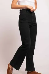 Jean de tiro alto en color negro, con diseño de pierna semi Oxford. Presenta recortes verticales y pespuntes visibles en la parte delantera que estilizan la silueta.