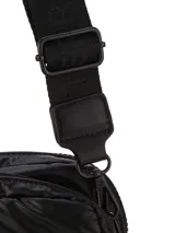 Bandolera Terrano modelo Ushuaia, de diseño acolchado y color negro, con correa ancha regulable y compartimento principal con cierre.