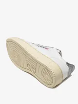 Zapatillas urbanas Autry Medalist Low para mujer, de cuero blanco con detalles en plateado en el talón y logo de la marca en el lateral.