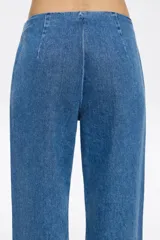 Pantalón denim de corte recto con largo tobillero, cierre frontal con cremallera metálica y bolsillos falsos con vivo.