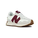 Championes New Balance Lifestyle modelo 327, color crema y bordó. Presentan una capellada en tonos claros con el logo 'N' grande en color bordó. La suela es de goma color café con relieve de tacos.