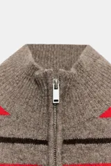 Jersey de punto con diseño de rayas horizontales en tonos gris, rojo y crema. Presenta cuello perkins, cierre frontal con cremallera metálica y mangas largas con hombros caídos.