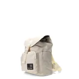 Mochila urbana negra con solapa superior, cierre de hebilla plástica y bolsillo frontal con cierre. Incluye parche con logo N+Club.
