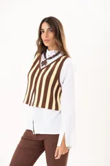 Chaleco tejido a rayas verticales color chocolate y amarillo, con escote en V y cierre con ganchitos.