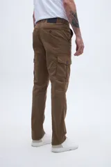 Pantalón cargo color marrón con bolsillos laterales y bolsillo cargo con solapa y botones.